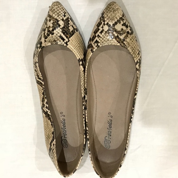 Breckelle’s Pointy Toe Flat - Picture 2 of 4